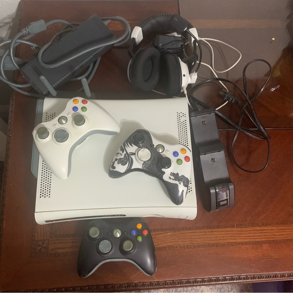 Xbox 360 Console Bundle with 3 Controllers 60gb